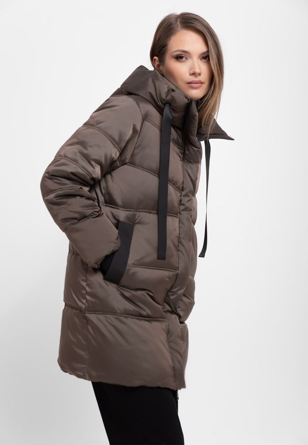 Volcano - Pikowany płaszcz J-KALI. Kolor: brązowy. Materiał: poliamid, materiał, puch. Długość: długie. Sezon: zima. Styl: elegancki