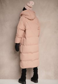 Renee - Różowa Długa Kurtka Pikowana Płaszcz z Kapturem Serea. Okazja: na co dzień. Typ kołnierza: kaptur. Kolor: różowy. Materiał: jeans. Długość: długie. Styl: casual