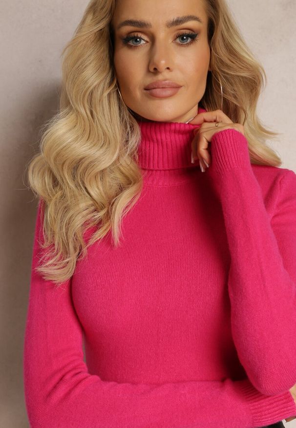 Renee - Fuksjowy Golf Dzianinowy Apasge. Typ kołnierza: golf. Kolor: różowy. Materiał: dzianina. Długość rękawa: długi rękaw. Długość: długie. Styl: klasyczny