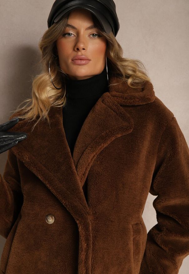 Renee - Brązowy Dwurzędowy Płaszcz z Futerkiem Zelirra. Okazja: na co dzień. Kolor: brązowy. Materiał: futro. Sezon: jesień, zima. Styl: casual, elegancki