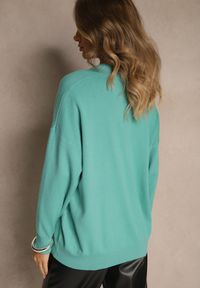 Renee - Zielony Nietoperzowy Sweter w Minimalistycznym Stylu Raliava. Okazja: na co dzień. Kolor: zielony. Materiał: skóra, jeans. Styl: casual, elegancki #5