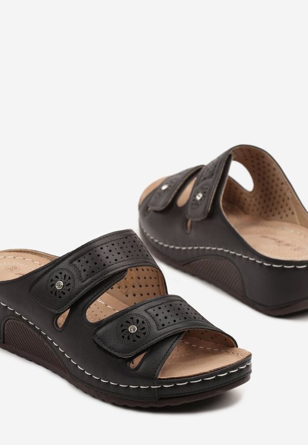 Born2be - Czarne Klapki na Koturnie z Dwoma Paskami Liozeira. Okazja: na co dzień. Kolor: czarny. Wzór: kwiaty. Sezon: lato. Obcas: na koturnie. Styl: casual, klasyczny, elegancki