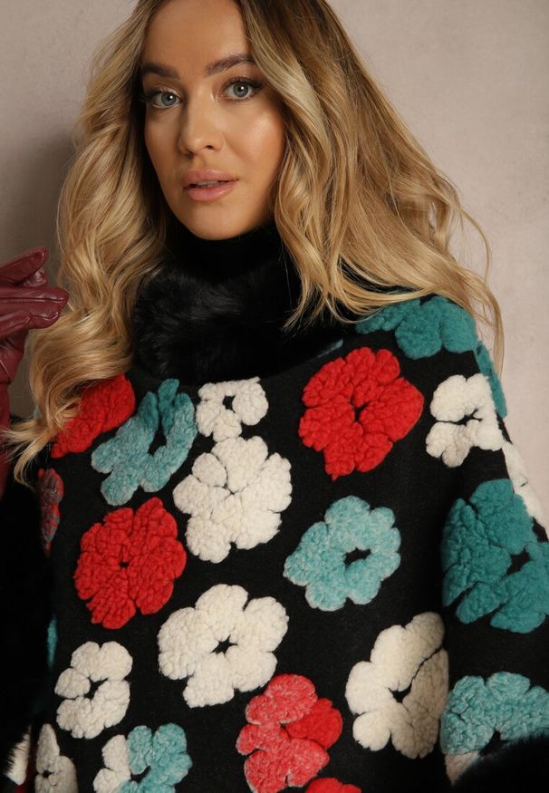 Renee - Czarne Ponczo z Wiskozy Zdobione Futrzanymi Aplikacjami w Kształcie Kwiatów Lealithwen. Okazja: na co dzień. Kolor: czarny. Materiał: futro, wiskoza. Wzór: kwiaty, aplikacja. Styl: casual