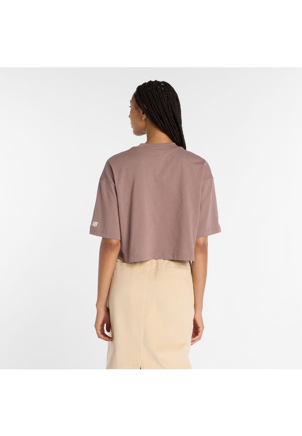Koszulka damska New Balance WT53904EAS – brązowa. Kolor: brązowy. Materiał: bawełna. Wzór: napisy, kolorowy