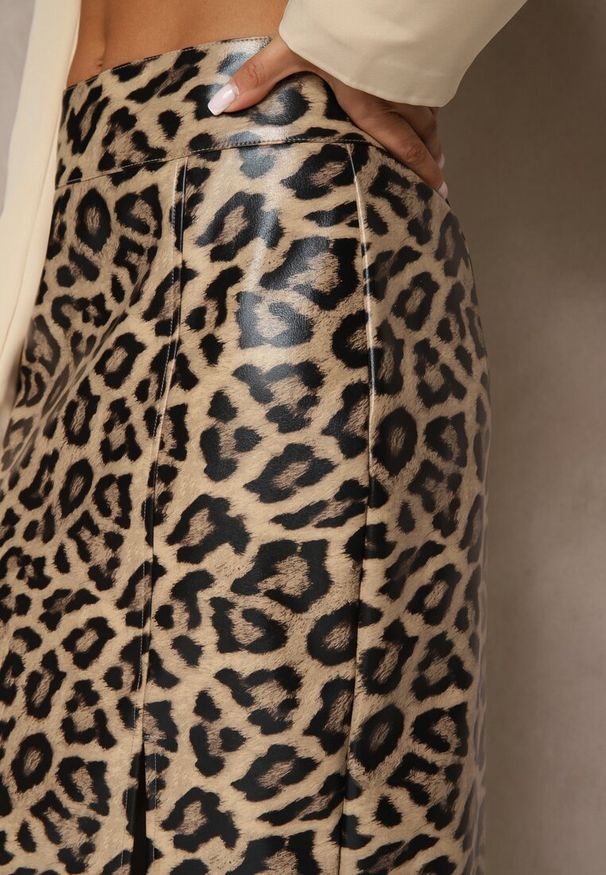 Renee - Brązowa Ołówkowa Spódnica High Waist w Panterkę z Rozcięciem Tamionwea. Okazja: na co dzień. Stan: podwyższony. Kolor: brązowy. Wzór: motyw zwierzęcy. Styl: elegancki, casual