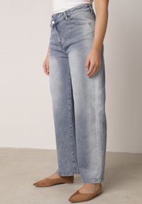 Born2be - Niebieskie Bawełniane Jeansy Balloon z Asymetrycznym Zapięciem i Wysokim Stanem Evile. Okazja: na co dzień. Stan: podwyższony. Kolor: niebieski. Styl: casual, elegancki #3