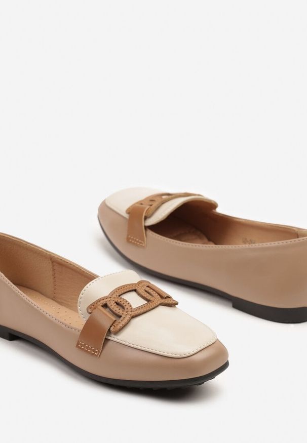 Renee - Ciemnobeżowe Wsuwane Mokasyny z Materiałowym Paskiem Evellia. Okazja: na co dzień. Zapięcie: bez zapięcia. Kolor: beżowy. Materiał: materiał. Styl: casual, elegancki