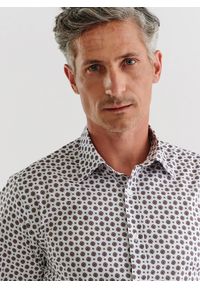 Pako Lorente - PAKO LORENTE – Biała koszula w wyrazisty wzór P23WF-1X-017-B-S. Kolor: biały. Materiał: elastan, bawełna, jeans. Wzór: nadruk, kolorowy #5