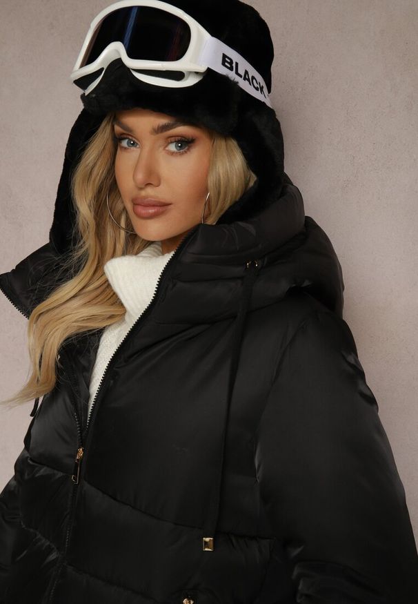 Renee - Czarna Pikowana Kurtka o Długim Kroju z Kapturem Toriola. Okazja: na co dzień. Typ kołnierza: kaptur. Kolor: czarny. Materiał: jeans. Długość: długie. Styl: casual, elegancki