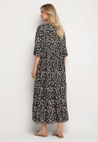 Born2be - Czarna Bawełniana Sukienka Rozkloszowana w Drobne Kwiatki z Chwostem Orrilva. Okazja: na imprezę, na co dzień. Typ kołnierza: dekolt w łódkę. Kolor: czarny. Materiał: bawełna. Wzór: kwiaty. Sezon: wiosna. Styl: elegancki, casual #2