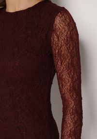 Born2be - Bordowa Dopasowana Sukienka Koronkowa z Długim Rękawem Zenika. Kolor: czerwony. Materiał: koronka. Długość rękawa: długi rękaw. Wzór: koronka. Sezon: wiosna, zima, jesień. Styl: elegancki #5