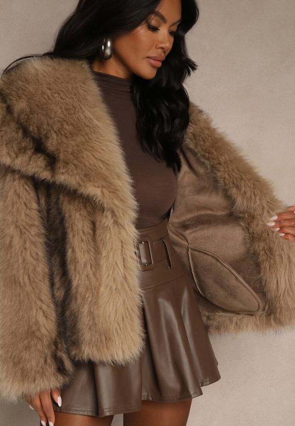 Renee - Jasnobrązowa Kurtka Futerko o Kroju Oversize z Ozdobnym Kołnierzem Monella. Okazja: na co dzień, na imprezę. Kolor: brązowy. Materiał: futro. Styl: casual