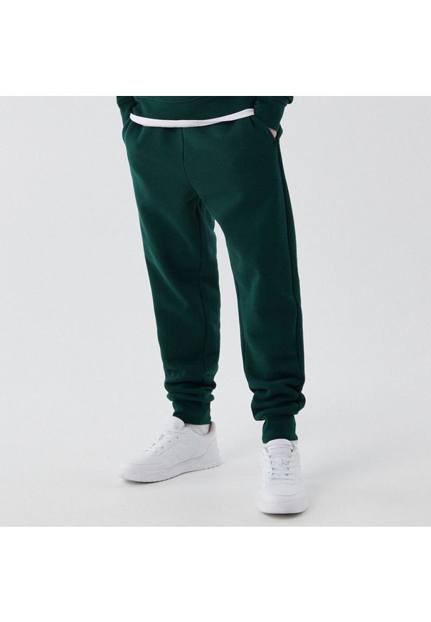 Cropp - Zielone dresowe joggery - Khaki. Kolor: brązowy. Materiał: dresówka