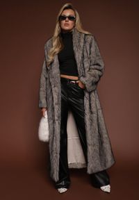 Renee - Beżowo-Czarny Płaszcz Futerko o Długim Kroju Ozdobiony Kołnierzem Cannesa. Okazja: na co dzień. Kolor: beżowy. Materiał: futro. Długość: długie. Wzór: aplikacja. Styl: casual, elegancki