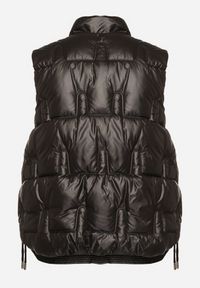 Born2be - Czarna Kamizelka Pikowana z Wysokim Kołnierzem i Kieszeniami Irinae. Okazja: na co dzień, na spotkanie biznesowe. Kolor: czarny. Materiał: jeans. Styl: casual, biznesowy #6