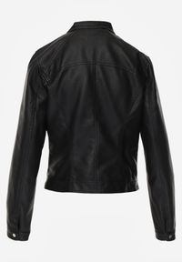 Born2be - Czarna Gładka Kurtka Ramoneska o Taliowanym Kroju Tessalin. Okazja: na co dzień. Kolor: czarny. Materiał: poliester, jeans. Wzór: gładki. Styl: casual #5