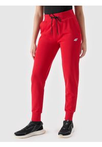 4f - Spodnie dresowe joggery damskie - czerwone. Kolor: czerwony. Materiał: dresówka. Wzór: ze splotem, gładki #1