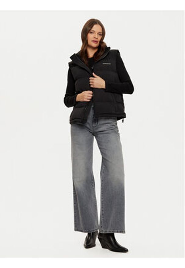 Guess Jeans Bezrękawnik W4BN59 WGII2 Czarny Regular Fit. Kolor: czarny. Materiał: syntetyk. Długość rękawa: bez rękawów