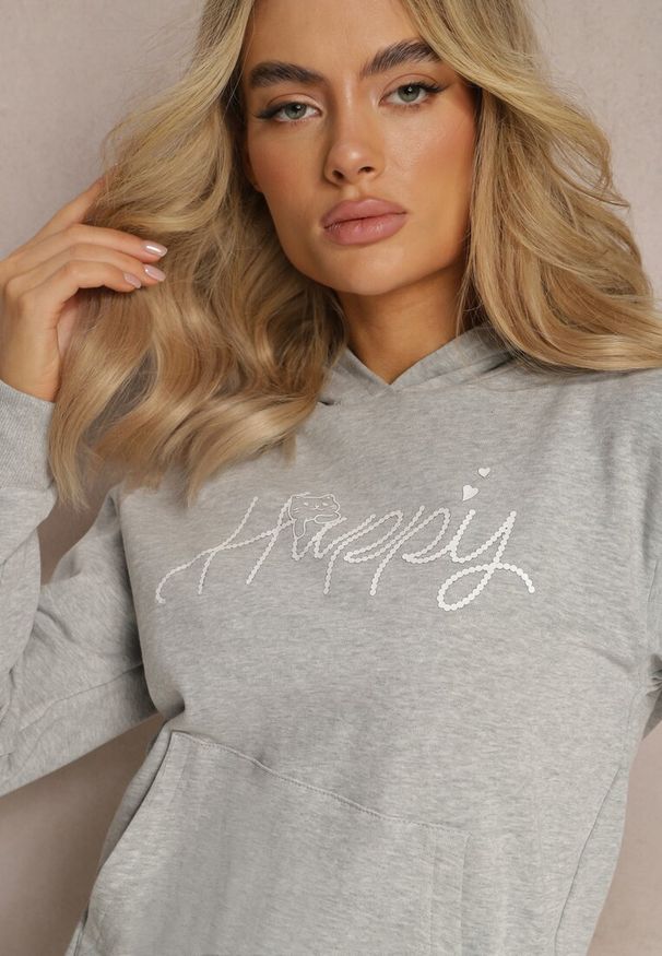 Renee - Szara Bluza z Ozdobnym Napisem i Kapturem Arseia. Okazja: na co dzień. Typ kołnierza: kaptur. Kolor: szary. Materiał: jeans. Wzór: napisy. Styl: casual