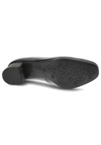 Czarne Czółenka Maciejka Buty Na Obcasie. Okazja: do pracy, na co dzień, na spotkanie biznesowe. Kolor: czarny. Materiał: skóra. Obcas: na obcasie. Styl: klasyczny, casual, elegancki, biznesowy. Wysokość obcasa: średni