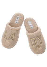 Beżowe Kapcie Vinceza Domowe Obuwie Damskie. Okazja: do domu. Kolor: beżowy. Materiał: materiał. Wzór: nadruk. Styl: casual, klasyczny, wizytowy #8