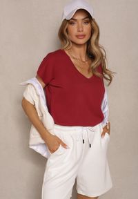 Renee - Bordowy T-shirt z Bawełny z Dekoltem w Serek Linithiela. Okazja: na co dzień. Typ kołnierza: dekolt w serek. Kolor: czerwony. Materiał: bawełna. Styl: casual