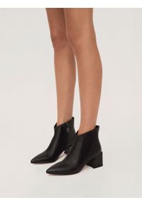Kazar - Czarne skórzane botki na modnym wystającym obcasie. Wysokość cholewki: za kostkę. Kolor: czarny. Materiał: skóra. Szerokość cholewki: normalna. Obcas: na obcasie. Wysokość obcasa: średni #6