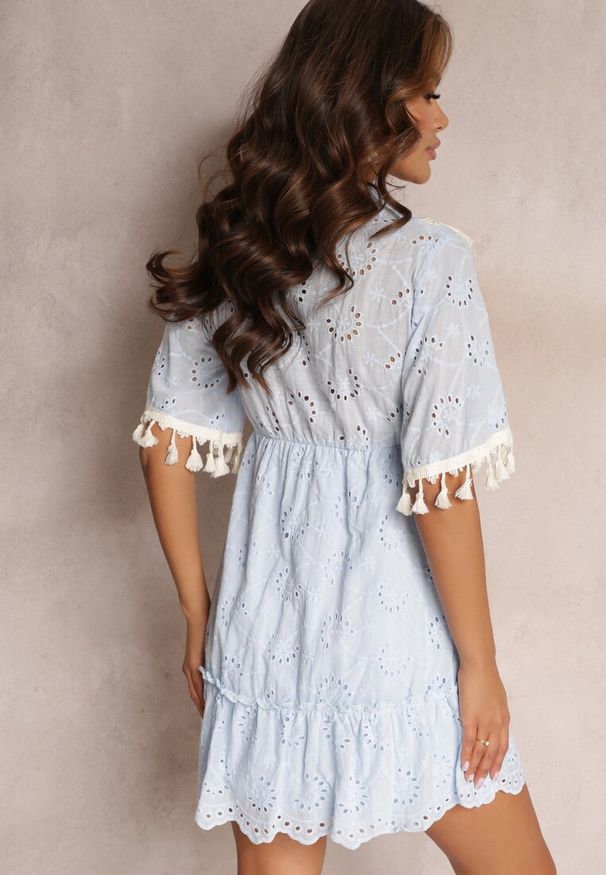 Renee - Niebieska Bawełniana Sukienka Boho z Haftem i Sznureczkami Ladora. Kolor: niebieski. Materiał: bawełna. Wzór: haft. Styl: boho. Długość: mini