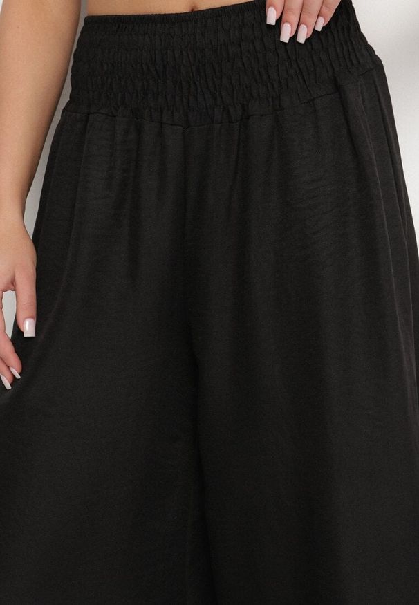 Born2be - Czarne Spodnie Szerokie z Szeroką Gumką w Talii Koririelle. Okazja: na co dzień. Kolor: czarny. Styl: elegancki, casual