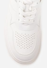 Renee - Biało-Srebrne Sneakersy Vices na Platformie z Tłoczonym Napisem ze Sznurowaniem Eanneth. Okazja: na spacer, na co dzień. Kolor: biały. Wzór: napisy. Obcas: na platformie. Sport: turystyka piesza #8