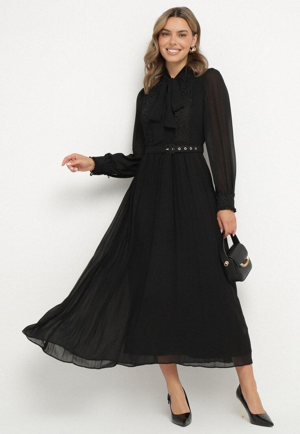Born2be - Czarna Rozkloszowana Sukienka Maxi z Plisowanym Dołem i Paskiem Brofilla. Okazja: na co dzień. Kolor: czarny. Materiał: poliester, materiał, koronka. Wzór: aplikacja, koronka. Styl: casual, klasyczny. Długość: maxi