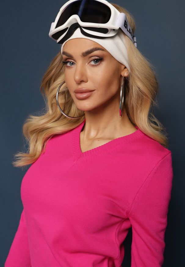 Renee - Fuksjowy Sweter w Klasycznym Stylu z Dekoltem w Serek Feliriel. Okazja: na co dzień. Typ kołnierza: dekolt w serek. Kolor: różowy. Materiał: jeans. Wzór: aplikacja. Styl: klasyczny