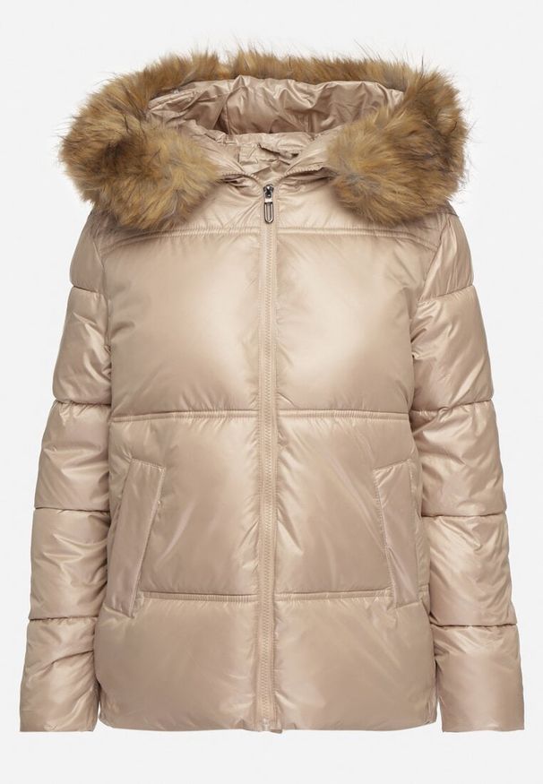 Born2be - Beżowa Kurtka Pikowana z Kapturem z Odpinanym Futerkiem i Dłuższym Tyłem Clorina. Okazja: na co dzień. Typ kołnierza: kaptur. Kolor: beżowy. Materiał: futro. Długość: długie. Wzór: aplikacja. Styl: klasyczny, casual, elegancki