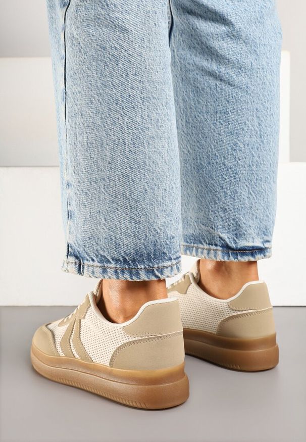Renee - Ciemnobeżowe Sneakersy Ozdobione Paskami Sadleane. Okazja: na co dzień. Zapięcie: pasek. Kolor: beżowy. Materiał: jeans. Wzór: aplikacja