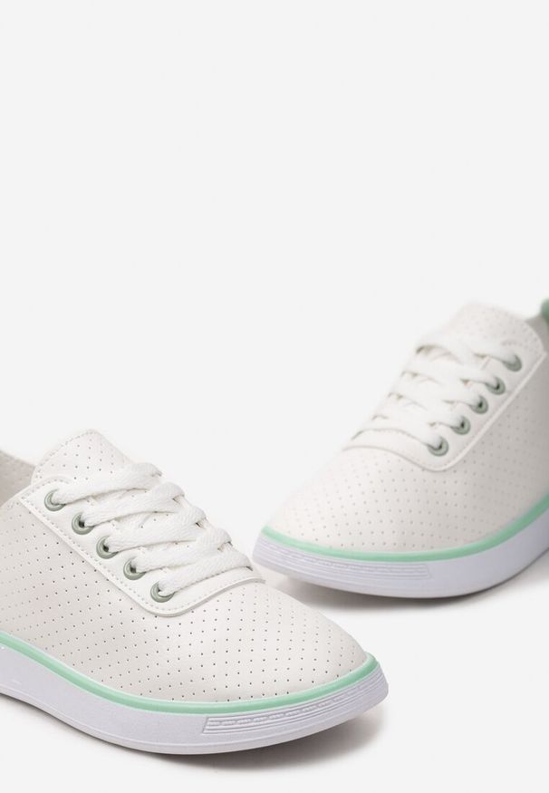 Renee - Beżowo-Zielone Sznurowane Tenisówki z Ozdobną Taśmą na Tyle i Perforacją Kavinna. Okazja: na co dzień, na spacer. Kolor: beżowy. Styl: casual