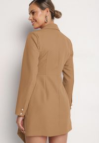 Born2be - Ciemnobeżowa Taliowana Sukienka o Kroju Marynarki z Mini Trenem Besista. Kolor: beżowy. Długość rękawa: długi rękaw. Wzór: aplikacja. Styl: elegancki, klasyczny. Długość: mini #6