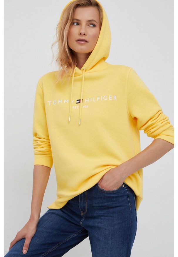 TOMMY HILFIGER - Tommy Hilfiger bluza damska kolor żółty z kapturem z aplikacją. Typ kołnierza: kaptur. Kolor: żółty. Długość rękawa: długi rękaw. Długość: długie. Wzór: aplikacja