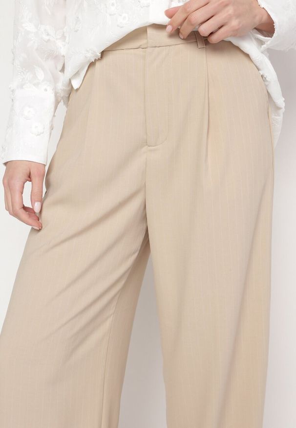 Born2be - Beżowe Spodnie w Stylu Pallazo z Prostymi Szerokim Nogawkami w Delikatne Paski Ledanne. Okazja: na co dzień. Kolor: beżowy. Materiał: jedwab. Długość: długie. Wzór: paski. Styl: casual