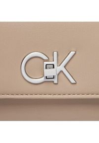 Calvin Klein Torebka Re-Lock Camera Bag W/Flap K60K611083 Beżowy. Kolor: beżowy. Materiał: skórzane