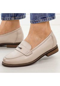 Beżowe skórzane mokasyny damskie Cambell 19381. Okazja: na co dzień. Nosek buta: okrągły. Kolor: beżowy. Szerokość cholewki: normalna. Wzór: aplikacja. Materiał: skóra. Sezon: wiosna, jesień, lato. Obcas: na obcasie. Styl: casual, elegancki, klasyczny. Wysokość obcasa: niski #1