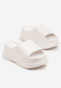 Born2be - Białe Piankowe Klapki na Grubej Podeszwie z Tłoczeniami Hasalla. Okazja: na spacer. Kolor: biały. Materiał: jeans. Sezon: lato #6