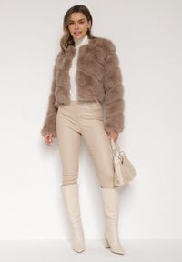 Born2be - Ciemnobeżowa Krótka Kurtka z Futerkiem na Haftki Loreinda. Okazja: na co dzień. Kolor: beżowy. Materiał: futro. Długość: krótkie. Styl: casual, elegancki #7