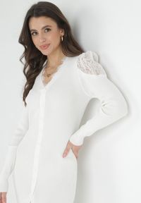 Born2be - Biała Prążkowana Sukienka z Koronkowymi Ramionami i Ozdobnymi Guzikami Gaokis. Kolor: biały. Materiał: prążkowany, koronka #3