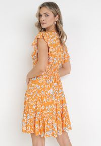 Born2be - Pomarańczowa Sukienka Rozkloszowana z Falbankami Pillia. Typ kołnierza: kołnierz z falbankami. Kolor: pomarańczowy. Typ sukienki: kopertowe. Długość: mini #5