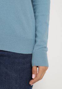 Born2be - Niebieski Casualowy Sweter o Klasycznym Kroju z Wełną i Kaszmirem Dailithra. Okazja: na co dzień. Kolor: niebieski. Materiał: wełna, kaszmir. Wzór: aplikacja. Styl: klasyczny, casual #6