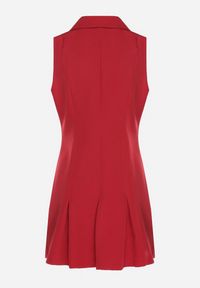 Born2be - Czerwona Koszulowa Sukienka z Ozdobnymi Guzikami Redellee. Okazja: na spacer, na co dzień. Typ kołnierza: kołnierzyk klasyczny. Kolor: czerwony. Typ sukienki: koszulowe. Styl: casual, klasyczny #2