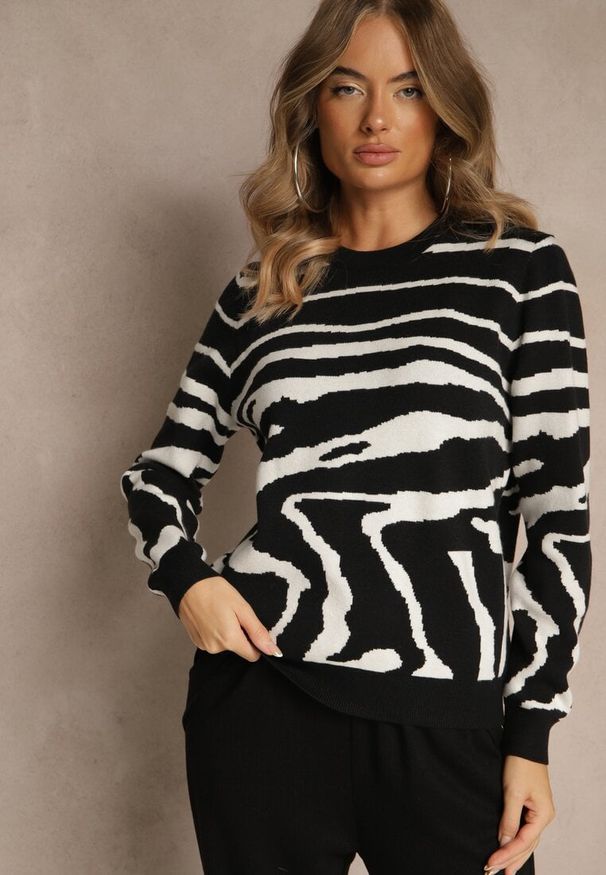 Renee - Czarny Klasyczny Sweter w Zebrę Unarella. Okazja: na co dzień. Kolor: czarny. Wzór: motyw zwierzęcy. Styl: klasyczny
