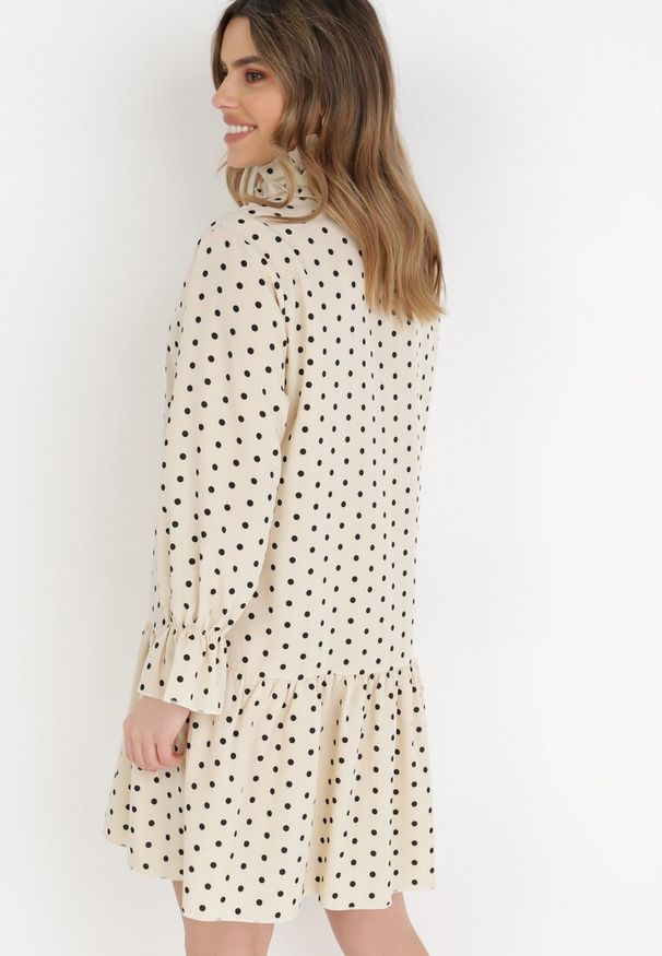 Born2be - Jasnobeżowa Sukienka Nikathe. Typ kołnierza: kołnierzyk stójkowy. Kolor: beżowy. Materiał: tkanina. Wzór: aplikacja, grochy. Długość: mini