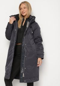 Born2be - Granatowa Pudełkowa Kurtka Typu Parka z Kapturem i Kieszeniami Kaithraea. Typ kołnierza: kaptur. Kolor: niebieski. Materiał: jeans. Sezon: zima. Styl: klasyczny, elegancki #4