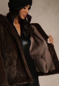 Renee - Brązowa Futerkowa Kurtka z Kapturem i Wiązanym Paskiem Zetele. Typ kołnierza: kaptur. Kolor: brązowy. Materiał: jeans, koronka #5